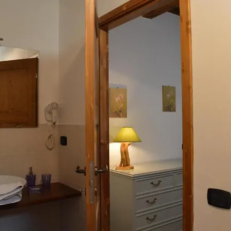 Semesterbostad Gosparini Sleeps 10 Pool Wifi Corgna